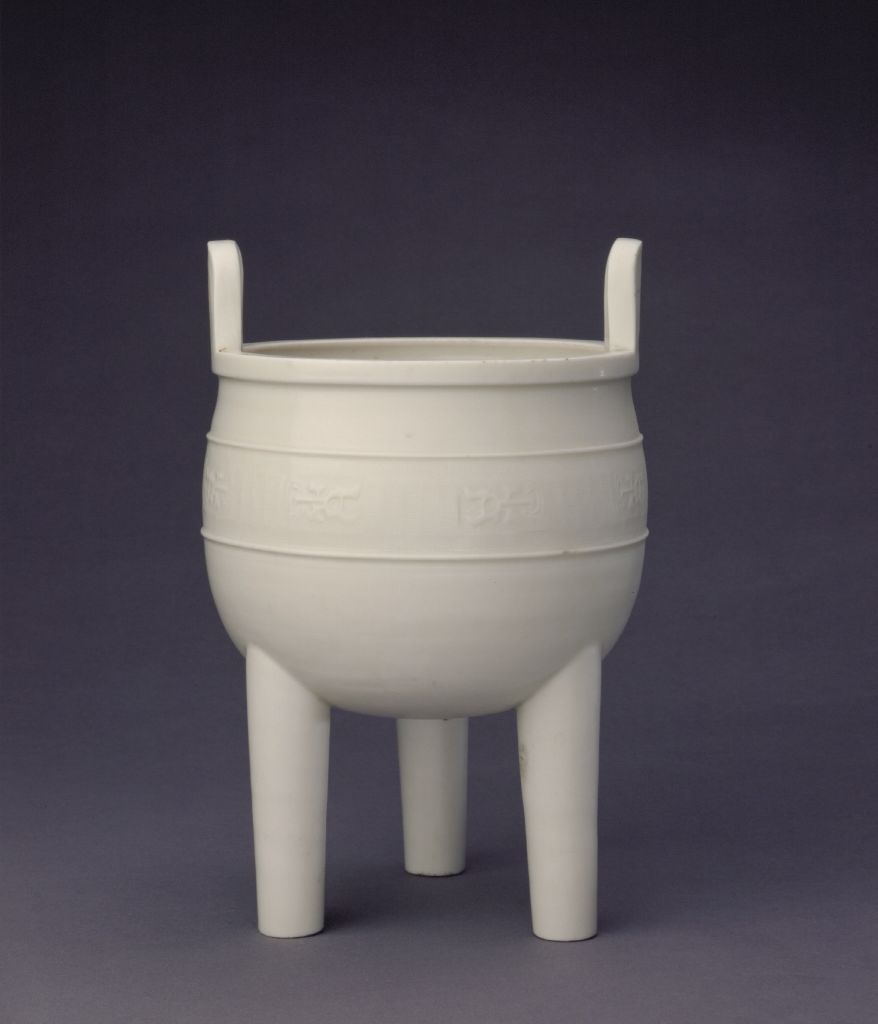 中国美術 白磁 饕餮紋 三足 双耳 香炉 高13.8cm(LC632)
